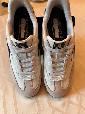 Ladies Skechers Slip-Ins White Casual Sneakers- Size 9